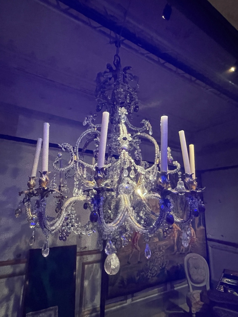 Lustre parisien à douze lumières en bronze doré, cristal de roche, améthyste et quartz fumé, réalisé vers 1745-1755 et présenté au Musée des Arts décoratifs de Paris.